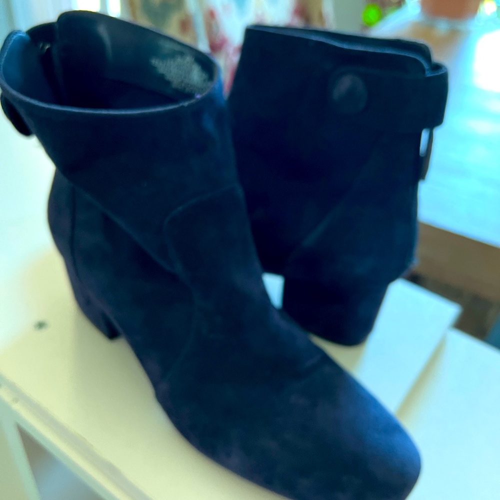 Bandolino blue suede booties
